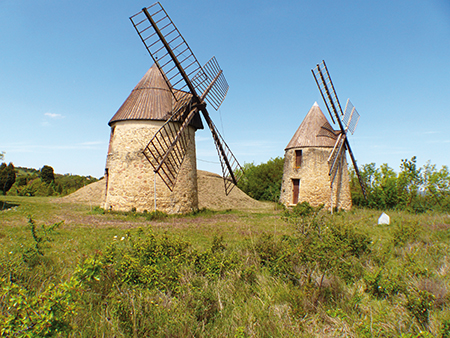 Mas-Saintes-Puelles. Les moulins de Laffont récemment restaurés se dressent majestueusement sur la colline de l’Olive. Crédit photo : Pierre Mercié