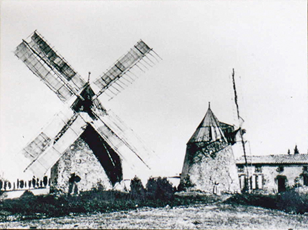 Mas-Saintes-Puelles. Les moulins de Laffont au temps de leur activité voici un siècle. A droite la maison du meunier. Document Louis Alric