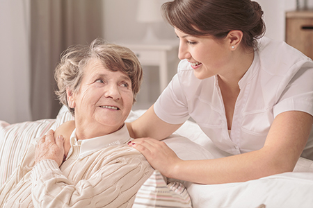 De nombreux services à la personne permettent aux personnes dépendantes de demeurer plus longtemps à leur domicile. crédit photo : AdobeStock©Photographee.eu