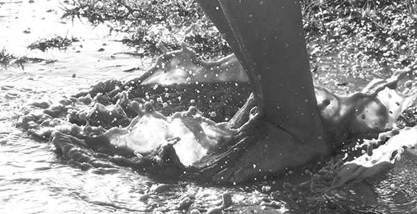 L’eau coulait constamment des fossés qui la bordaient, comme c’était amusant de marcher dedans, avec ou sans nos sabots de bois !