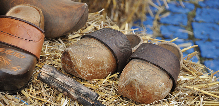 Nous étions chaussés de sabots de bois (En patois : des Esclops) dont le dessus comportait une bride en cuir
