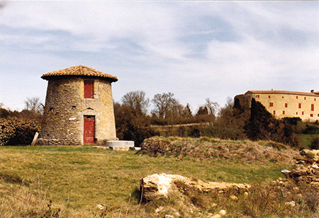 Saint-Paulet. Le moulin du village. A droite le château dans lequel se trouvait conservé entre deux plaques de plomb le cœur du Maréchal Turenne «Henri de La Tour d’Auvergne». Crédit photo : Pierre Mercié