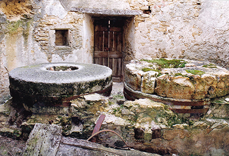 Saint-Paulet. Le moulin du plateau. La meule de droite est en silex, celle de gauche en granit. Crédit photo : Pierre Mercié