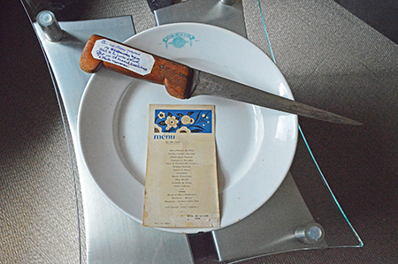 Claude Taffarello garde précieusement le couteau de cuisine, le menu et une assiette du restaurant de l’Hôtel de la Lune à Revel où il a fait ses premières armes aux côtés de Germain Agace. Crédit photo : Collection Claude Taffarello