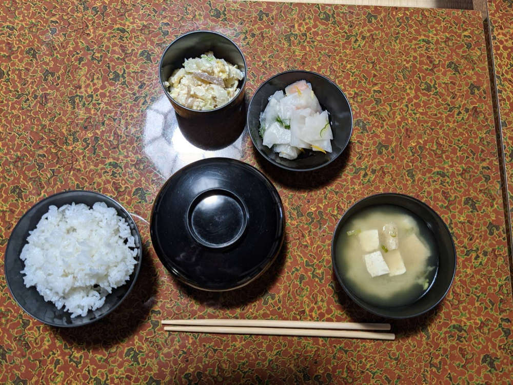 けんちょう、白あえ、酢の物、ご飯に味噌汁。漆の食器は御正忌報恩講だけの特別な器です。