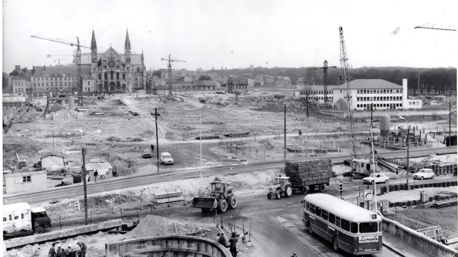 À Reims, le quartier Saint-Remi avant et après sa rénovation (1959-1976).