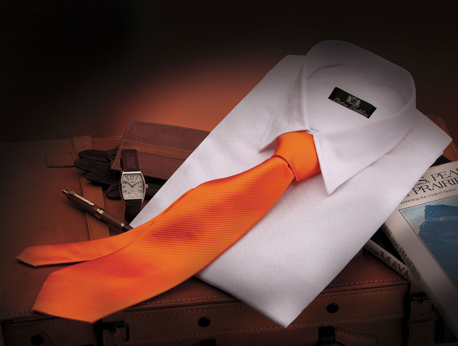 corbata naranja con que camisa combina