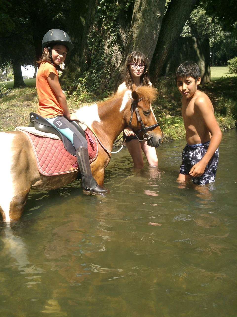 Clara et Kacahuète à la rivière