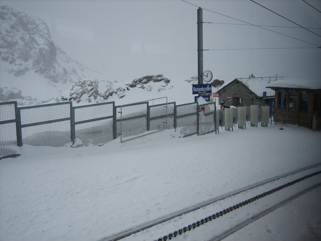 Glacier Express - Rotenboden vor Gornergrad am Fuße des Matterhorns bei dichtem Nebel ( Schade )