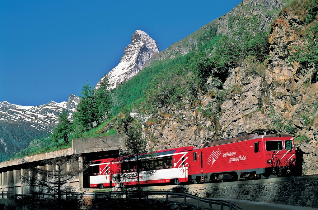 Der Glacier Express unter dem Matterhorn