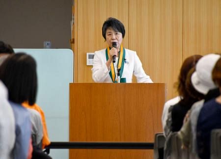 上川陽子外相「うまずして何が女性か」で批判。発言撤回。