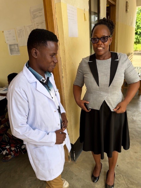 Dr Stephen und District Medical Officer Dr Flora auf einer Terrasse.
