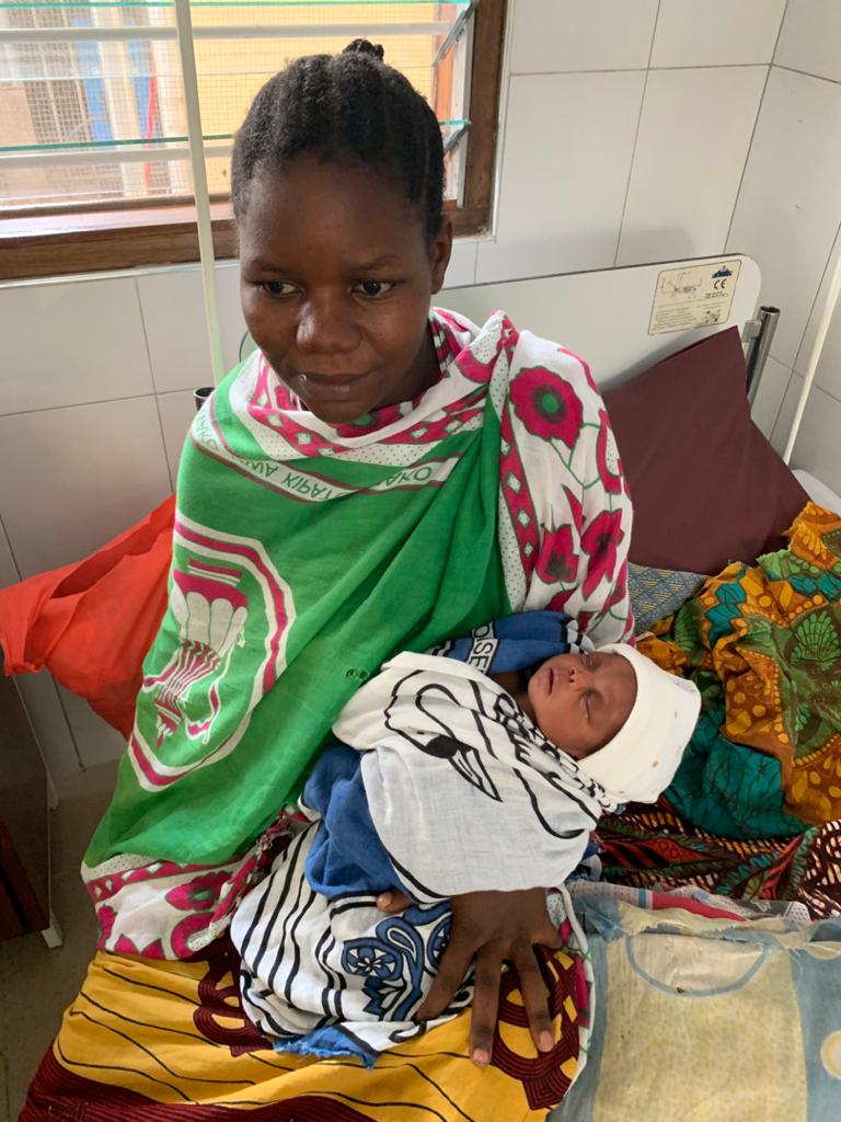 Eine Mutter mit Baby in der Kinderklinik.