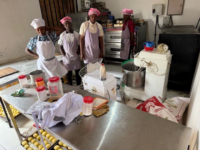 Unsere drei Bäckerlehrlinge freuen sich auf den Start in Kilimahewa.