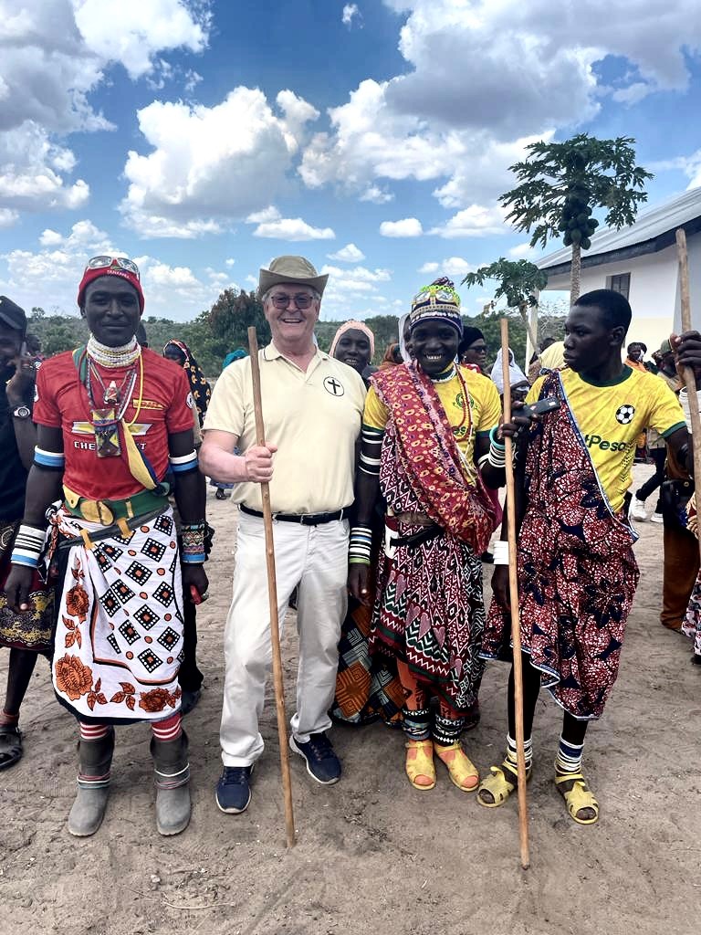 Franz Xaver Hirtreiter mit Mitgliedern des Sukuma Stamms in traditioneller Kleidung.