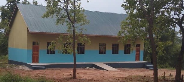 Neues Gebäude mit blauer und gelber Farbe. Eine Schule.