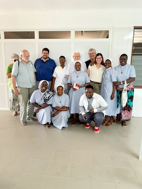 Das Team des Dispensary in Bupu mit den Helfern.