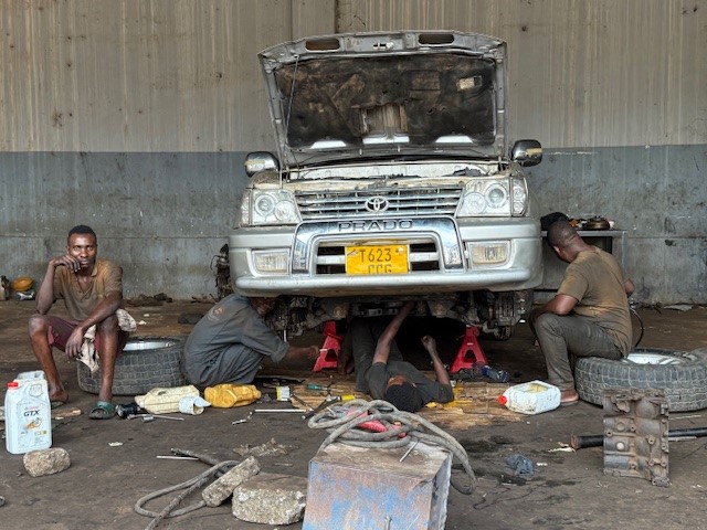 Toyota Werkstätte in Morogoro: Lebensgefährlich.