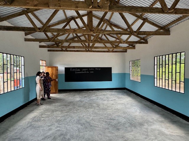Leeres neugebautes Klassenzimmer ohne Möbel mit blau weißen Wänden