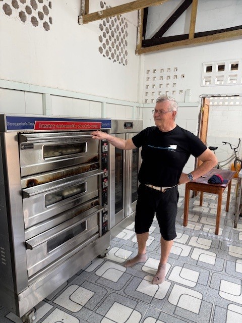 Franz Hirtreiter in der Bäckerei neben den Backöfen.