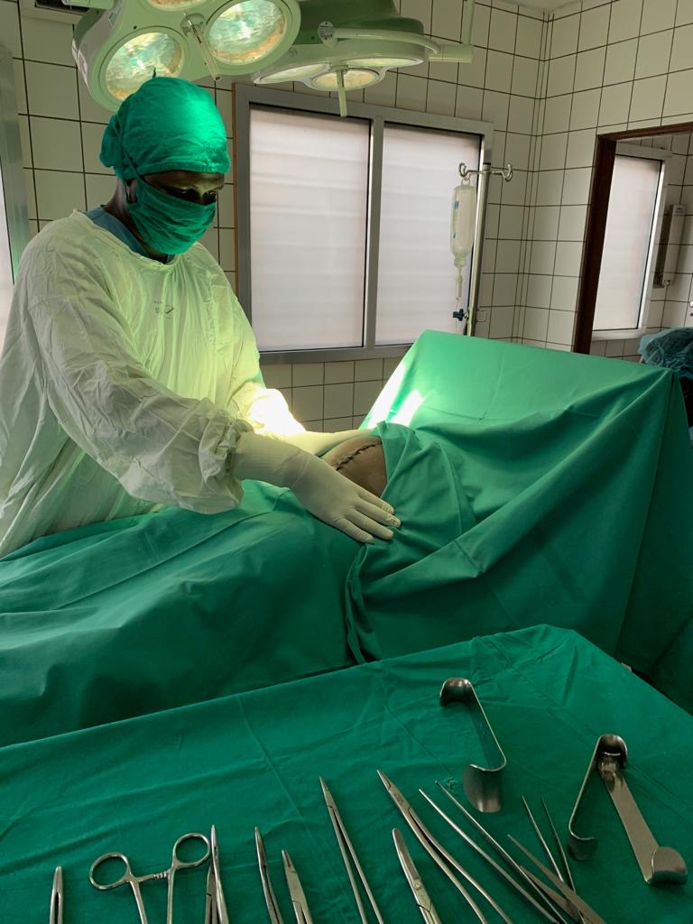 Neuer OP‑Saal für Frauen im Buschkrankenhaus in Kilimahewa – helle, moderne Ausstattung, OP-Tisch zu sehen.