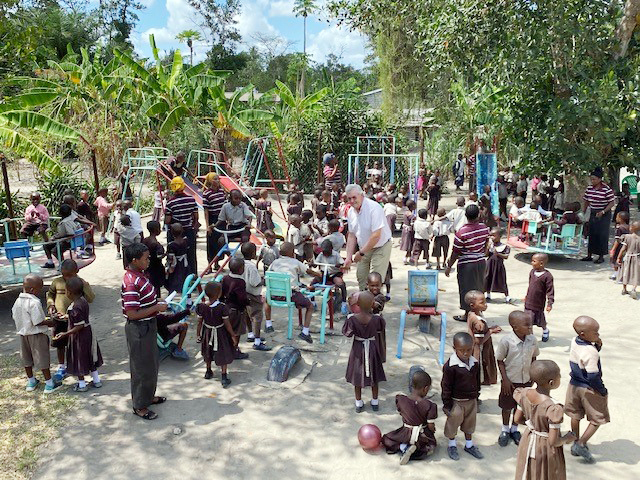 Die Kinder feiern den neuen Spielplatz zusammen mit Markus.