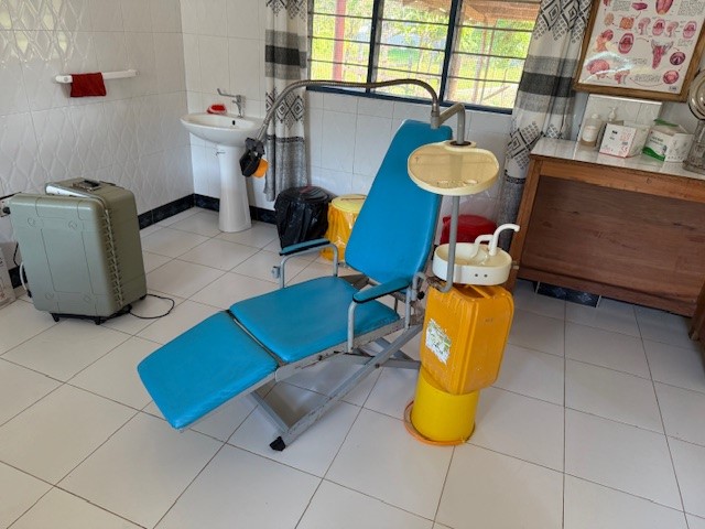 Zahnarztstuhl im Krankenhaus Kisiju unserem neuen Hilfsprojekt.