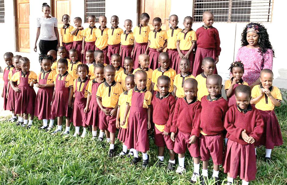 Eine Gruppe Kinder in Schuluniform.