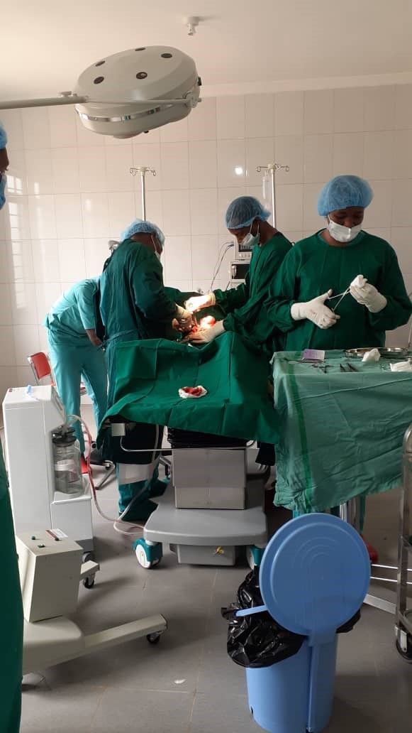 Eine OP in einem Krankenhaus in Bupu wird vom Team durchgeführt.