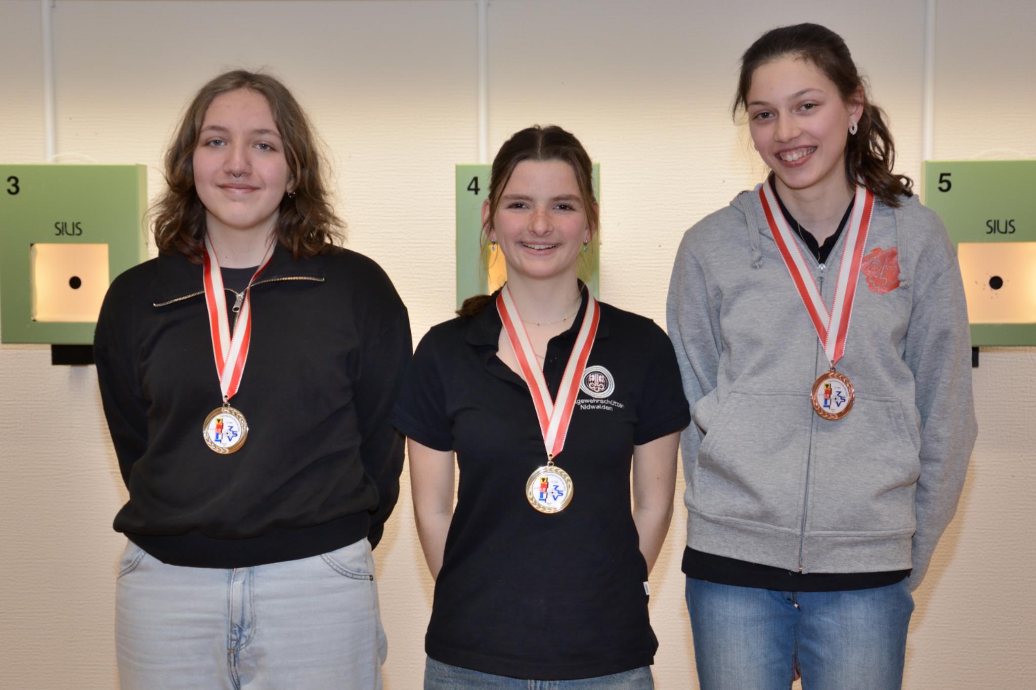 Kat. U17, Stehend frei // 2. Emily Thür, 1. Josefina Durrer, 3. Leandra Achermann (v.l.n.r.)