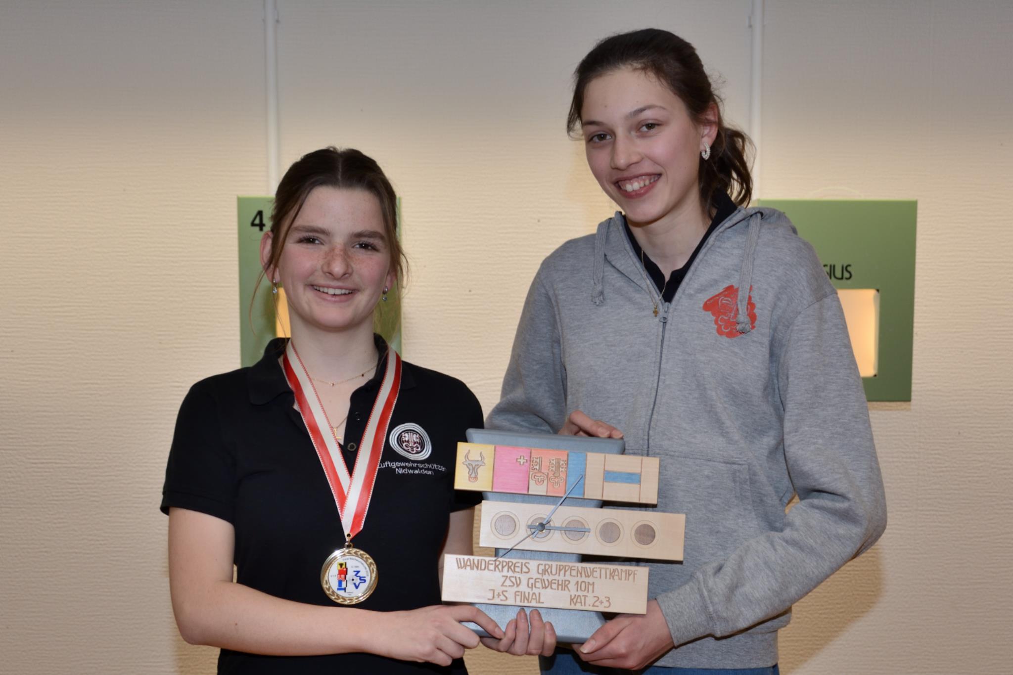 Gruppe Kat. B U17 Stehend frei // LG Nidwalden 2 mit Josefina Durrer, Leandra Achermann mit Wanderpreis, Lina Barmettler (fehlt), Stifter des Wanderpreises LG Nidwalden (v.l.n.r.)