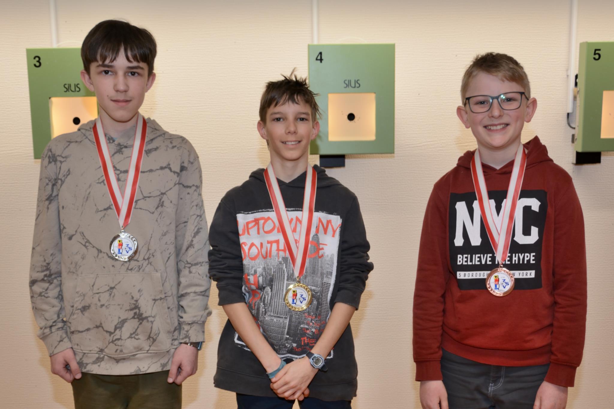 Kat. U15, Stehend, bewegliche Auflage // 2. Dylan Polinski, 1. Nik Herger, 3. Silvan Ettlin (v.l.n.r.)