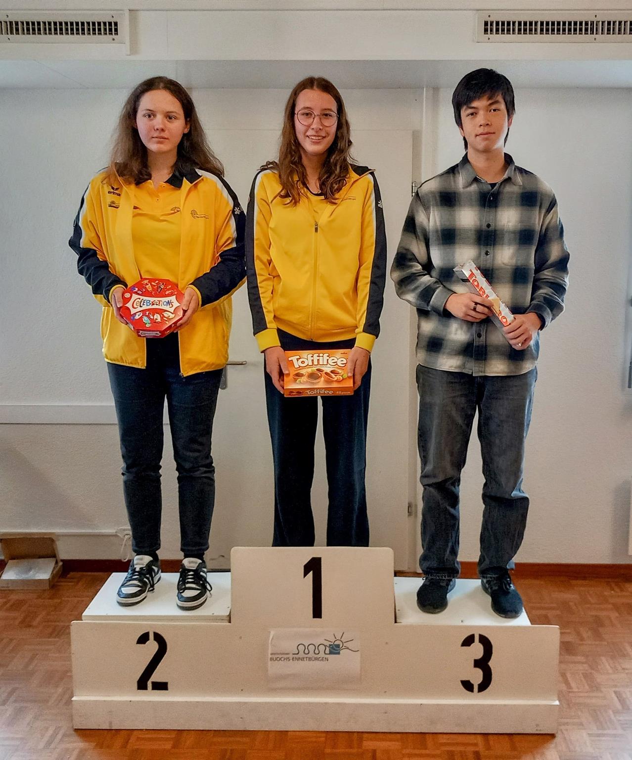 Kat. SSV-Kader kniend // 2. Selina Hoenes, 1. Silja Arnold, 3. Patrick Fleischli (v.l.n.r.)