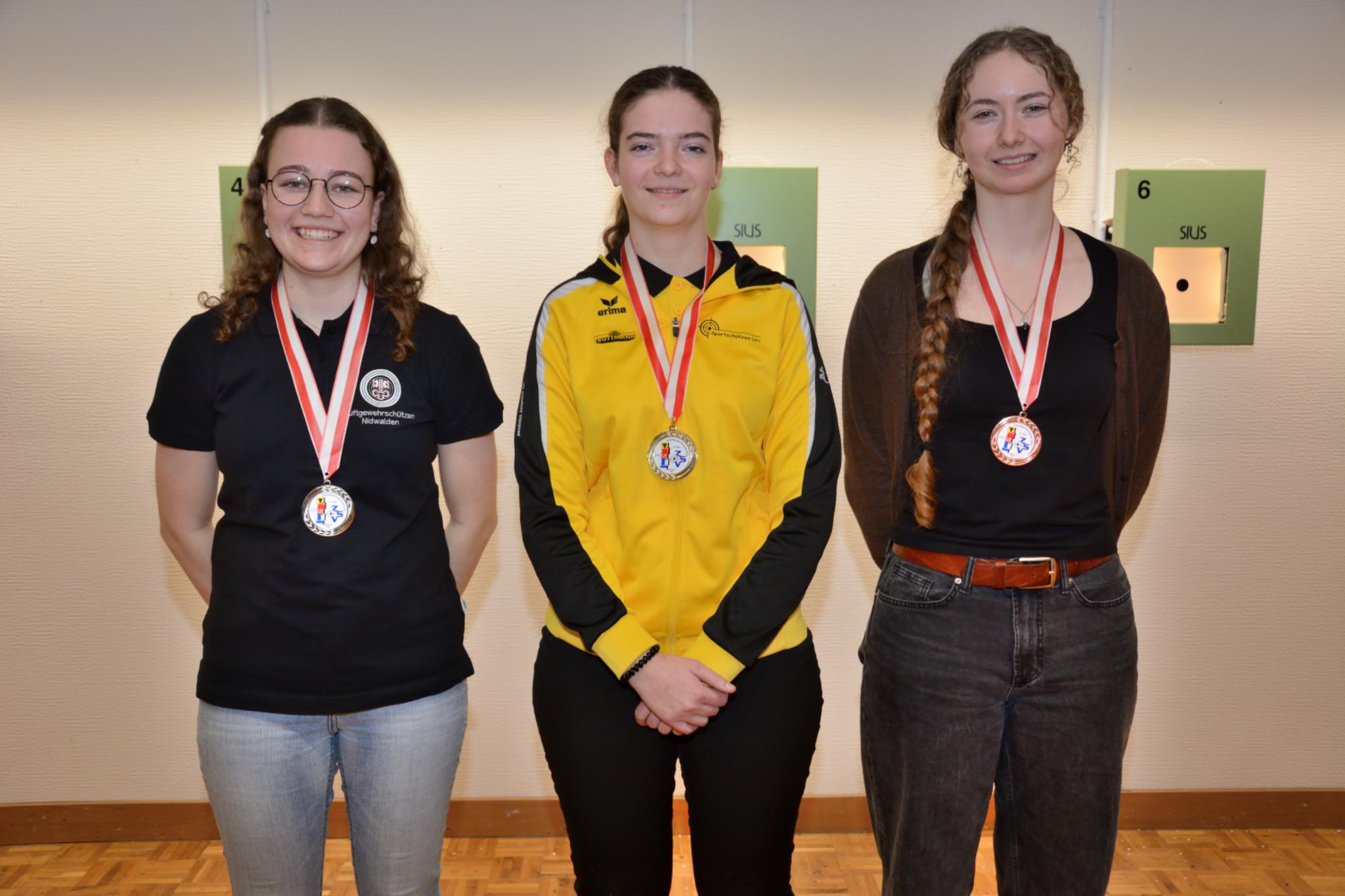 Kat. U21, Stehend frei // 2. Jolanda Graf, 1. Marion Imholz Wanderpreisgewinnerin, 3. Lisa Ambauen, Stifter des Wanderpreises Lucia & Anton Kritzer Rotkreuz (v.l.n.r.)