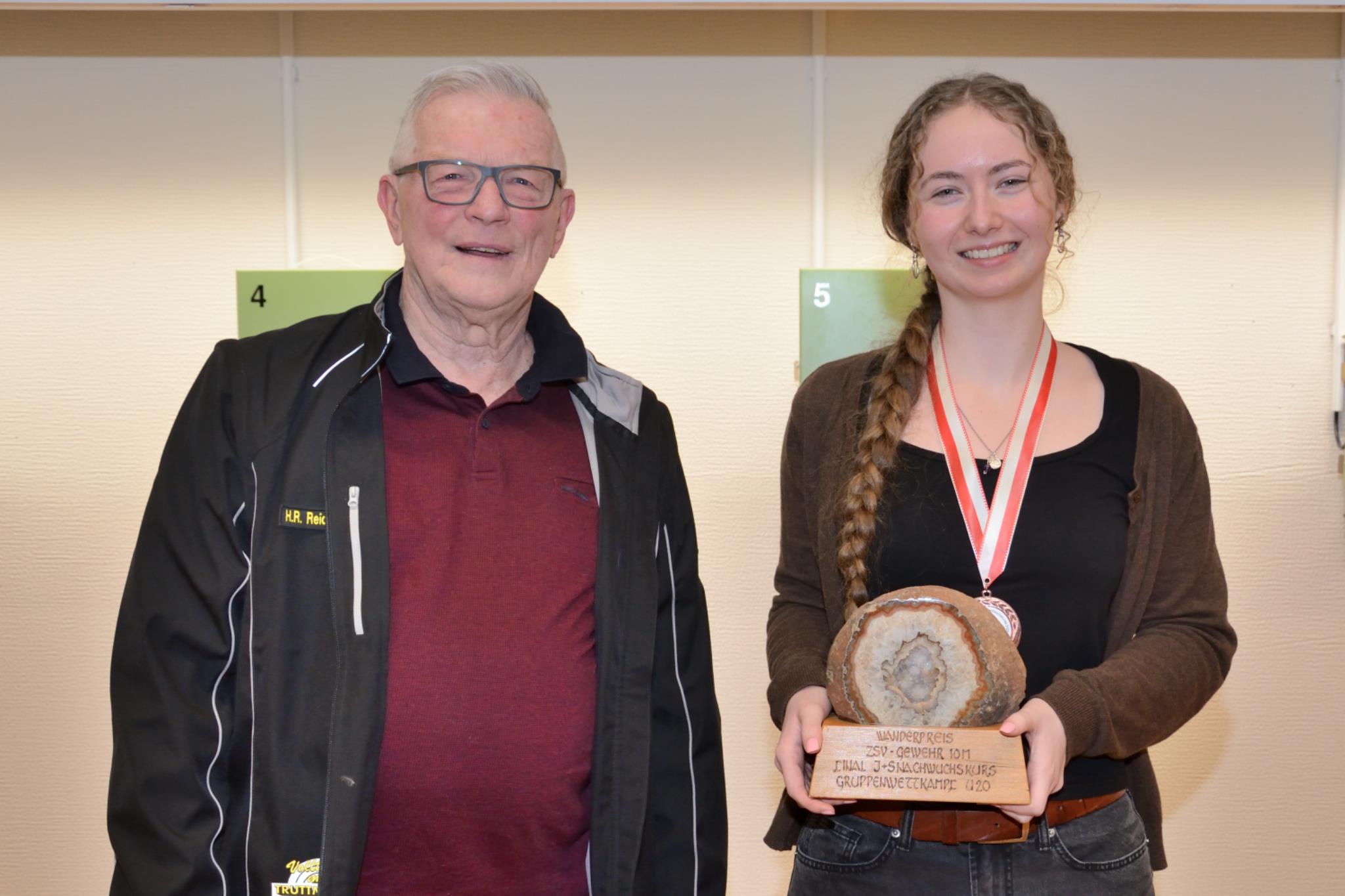 Gruppe Kat. C U21 Stehend frei // LG Nidwalden 3 mit Hansruedi Reichenbach ZSV, Lisa Ambauen mit Wanderpreis, Miriam Bron und Chiara Baumgartner (fehlen), Stifter des Wanderpreises Anton Kritzer Rotkreuz (v.l.n.r.)