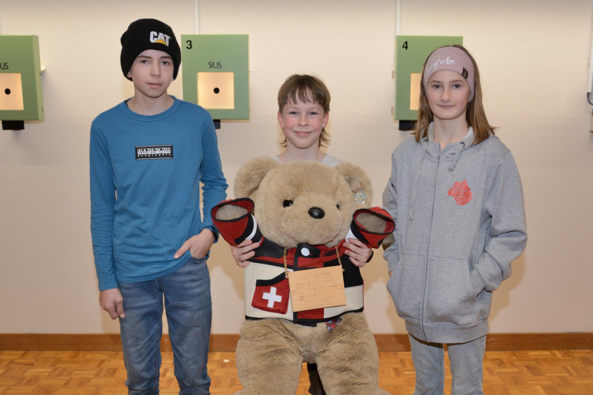 Gruppe Kat. A U15 Stehend Aufgelegt // LG Nidwalden Eichli mit Joe Rölli, Sandro Waser mit Wanderpreis, Alina Niederberger, Stifter des Wanderpreises Florian Köppel Wohlenschwil (v.l.n.r.) 