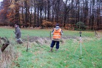 Mitarbeiter des Katasteramtes bei den Vermessungsarbeiten am "Fledermaus- wald".