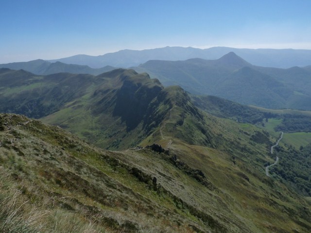 Les monts du Cantal depuis le sommet du Puy Mary (Cantal) 12 septembre 2014