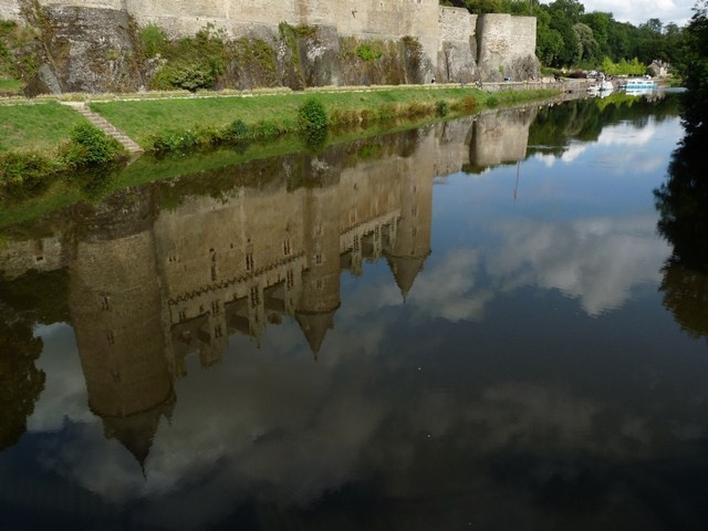 Le reflet du château de Josselin sur l'Oust, Josselin (Morbihan) 7 août 2014
