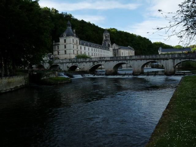  Le pont sur la Dronne et l'abbaye St Pierre, Brantôme (Dordogne) 8 mai 2015