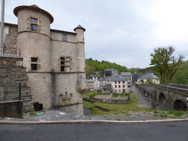 Le château et le pont sur le Gijou,  Lacare (Tarn) 6 mai 2016
