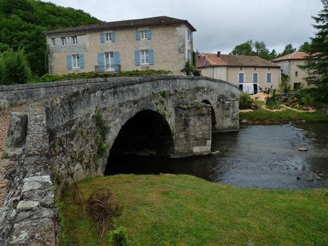 Pont médiéval, St Jean de Côle (Dordogne) 9 mai 2014