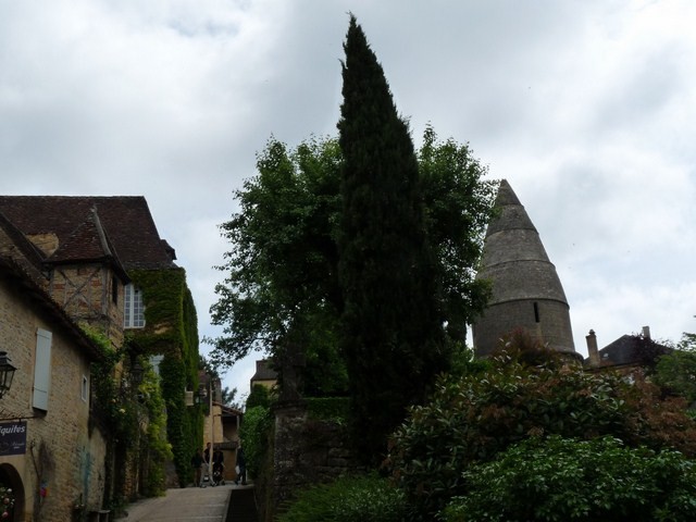 La rue Montaigne et la lanterne des morts, Sarlat la Canéda (Dordogne) 10 mai 2014