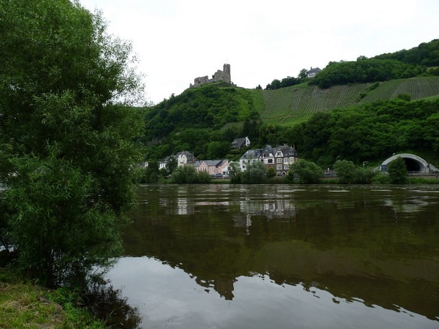 La moselle e t le château de Landshut,  BernKastel-Kues (Rhénanie-Palatinat) (Allemagne) 25 juin 2013