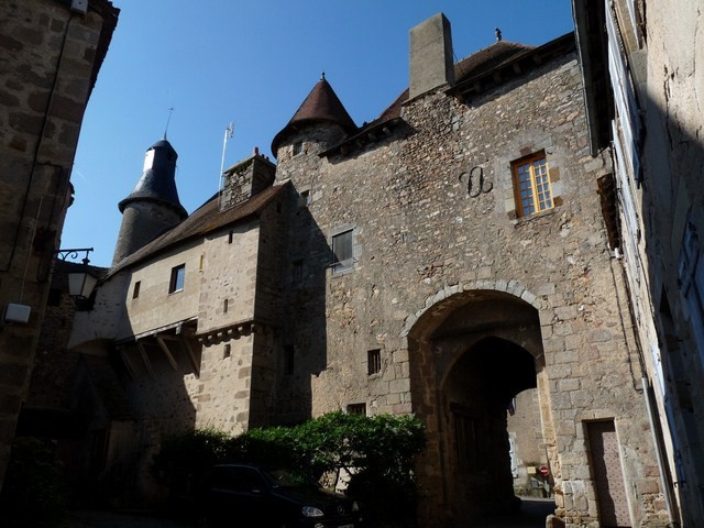 Porte fortifiée, St Benoit du Saut (Indre) 30 juin 2013