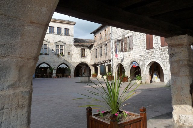 Place des arcades, Castelnau de Montmirail (Tarn)  12 mai 2010