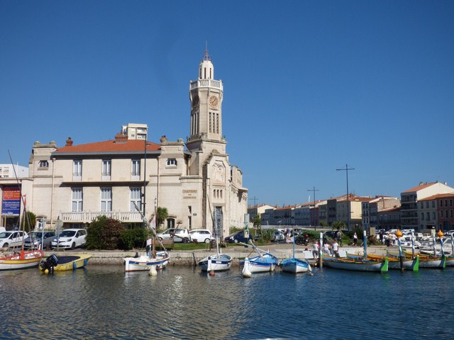  Barques amarrées devant le palais consulaire Sète (Hérault) 22 septembre 2016