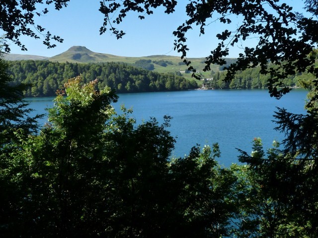 Le lac Pavin, Besse-et-Saint-Anastaise (Puy-de-Dôme) 2 septembre 2014