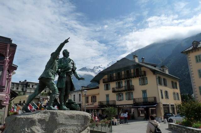 La statue de Michel Gabriel Paccard et Jacques Balmat vainqueurs du Mont Blanc, Chamonix  (Haute-Savoie) 17 août 2010