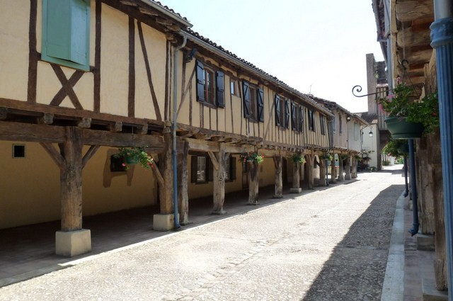 Maisons anciennes à cornières et colombages, Tillac (Gers) 21 juillet 2009